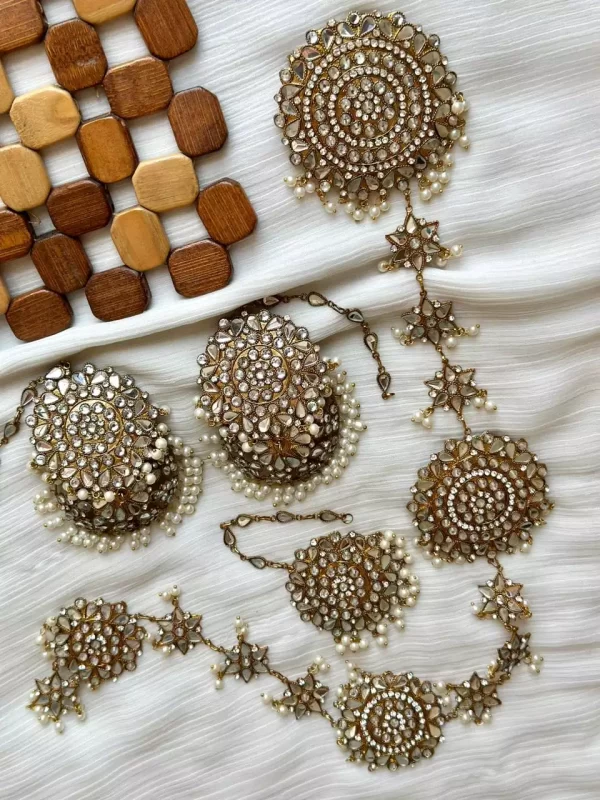 Kundan paranda, teeka & earrings - Image 1