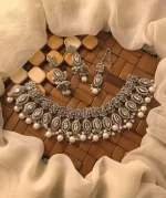 Zircon necklace set with teeka - Image 4