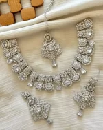 Zircon necklace set with teeka - Image 3