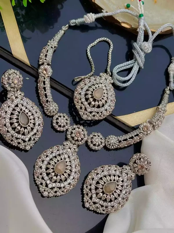 IMG-20250508-WA0011 Elegant necklace set with teeka - Image 1