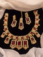 Zircon necklace set with teeka