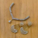 Elegant neckpiece with earrings