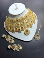 Kiara Advani bridal set with teeka - Image 2